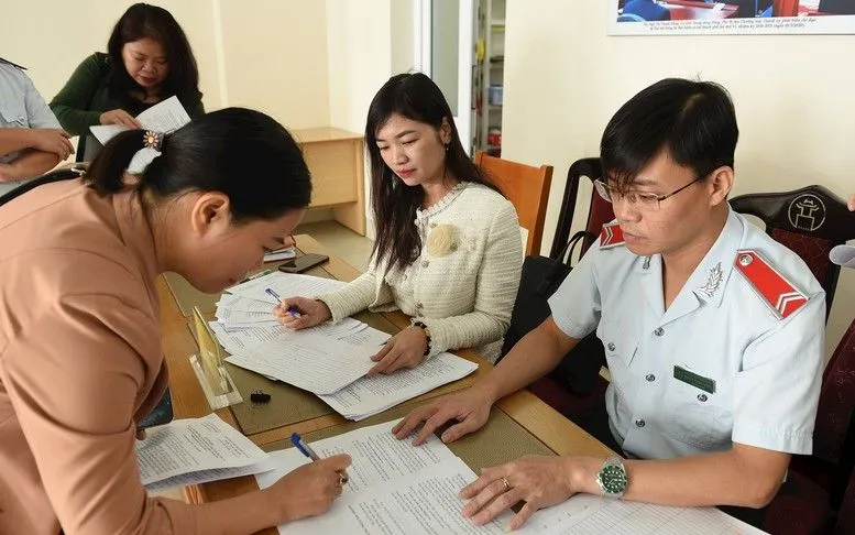 Tổ chức thu số tiền bằng 0,03%/ngày tính trên số tiền chậm đóng, trốn đóng bảo hiểm xã hội bắt buộc, bảo hiểm thất nghiệp. Ảnh: VGP