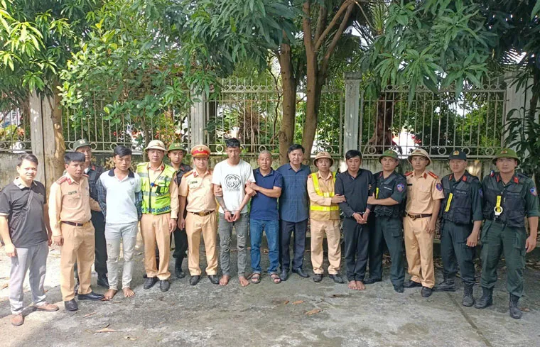 Khống chế, bắt giữ 3 thanh niên đánh người tại quán trà sữa ở Lào Cai - Ảnh 2.