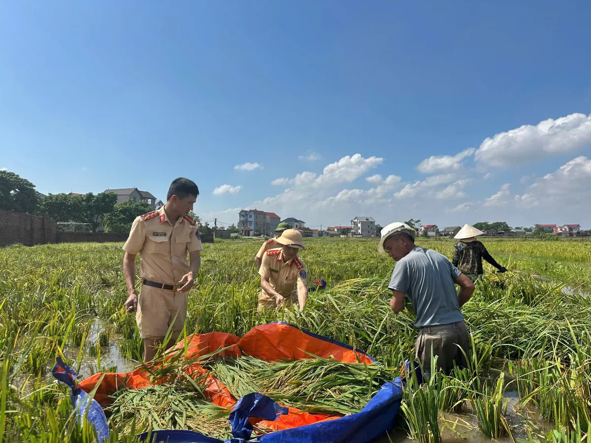 Công an Thủ đô tiếp tục ra quân hỗ trợ người dân khắc phục hậu quả sau mưa lũ - Ảnh 4.