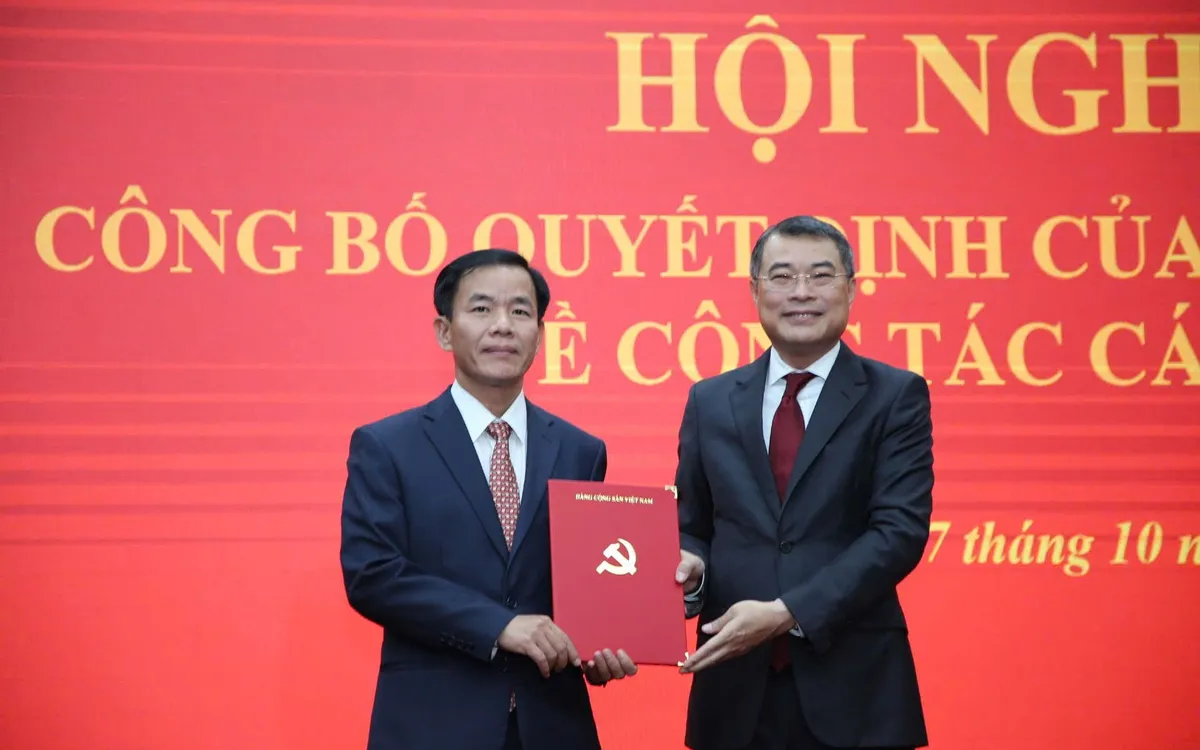 Ông Lê Minh Hưng, Ủy viên Bộ Chính trị, Bí thư Trung ương Đảng, Trưởng Ban Tổ chức Trung ương trao quyết định cho ông Nguyễn Văn Phương  Ông Lê Minh Hưng, Ủy viên Bộ Chính trị, Bí thư Trung ương Đảng, Trưởng Ban Tổ chức Trung ương trao quyết định cho ông Nguyễn Văn Phương