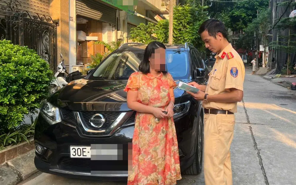 CSGT nhanh chóng xác định người điều khiển xe và tiến hành làm việc, xử lý theo quy định. CSGT nhanh chóng xác định người điều khiển xe và tiến hành làm việc, xử lý theo quy định.