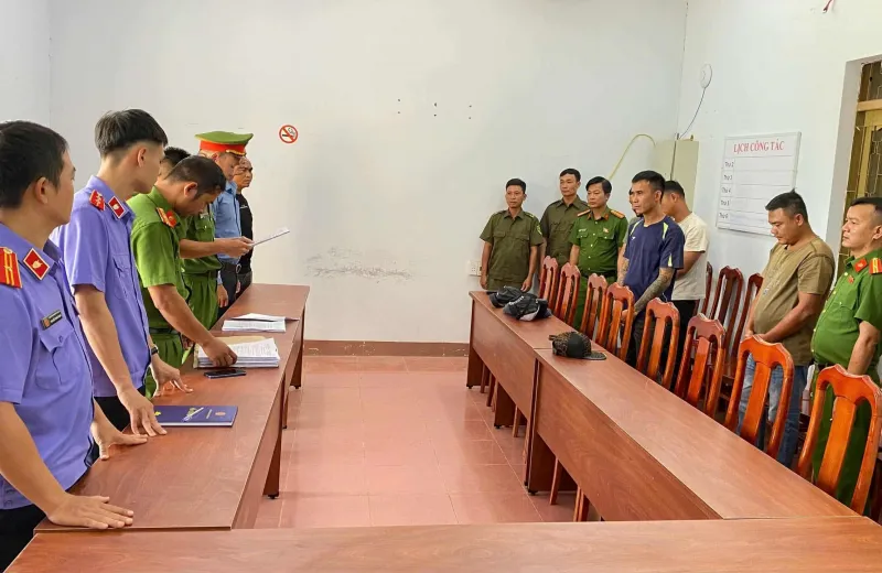 Khởi tố, bắt tạm giam 4 đối tượng đánh tài xế trọng thương do tranh giành khách - Ảnh 1.