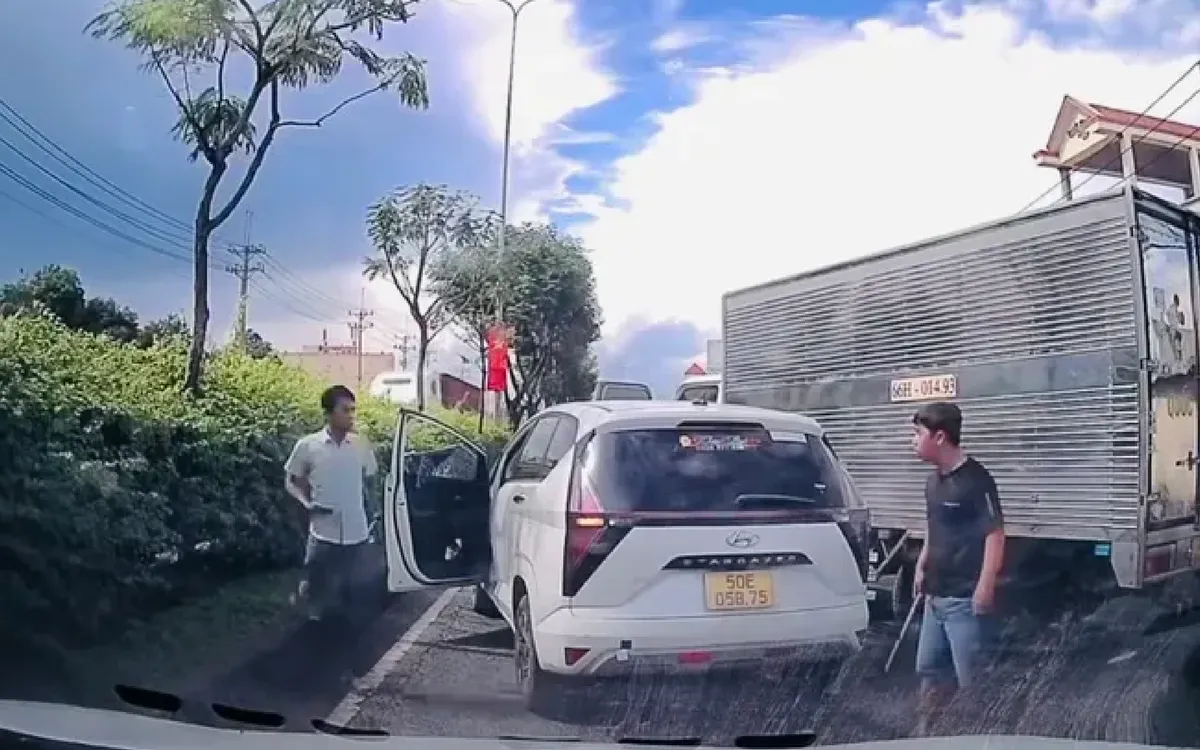 Cả hai tài xế và phương tiện tại hiện trường vụ việc. Ảnh: Camera hành trình