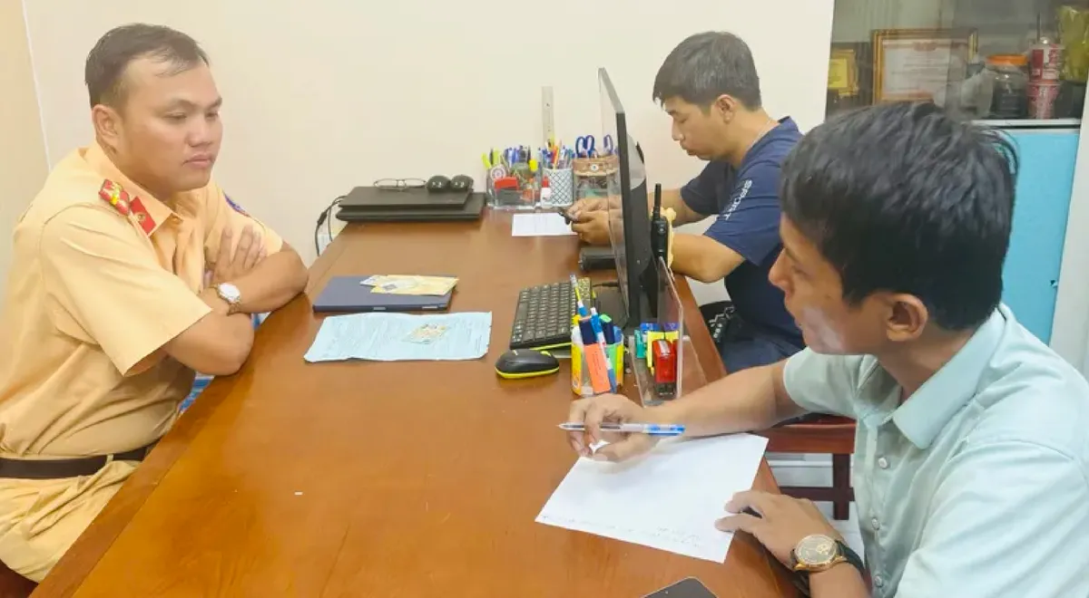 TP Hồ Ch&iacute; Minh: CSGT xử l&yacute; hai t&agrave;i xế &ocirc; t&ocirc; ch&egrave;n &eacute;p nhau giữa đường - Ảnh 1.