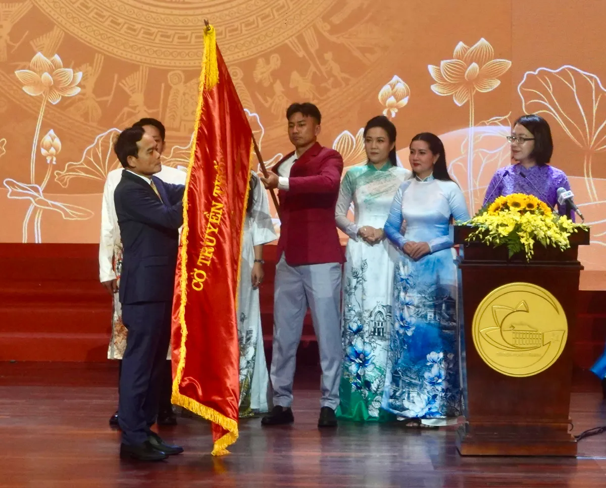 Bí thư Thành ủy TP Hồ Chí Minh đối thoại với văn nghệ sĩ - Ảnh 13.
