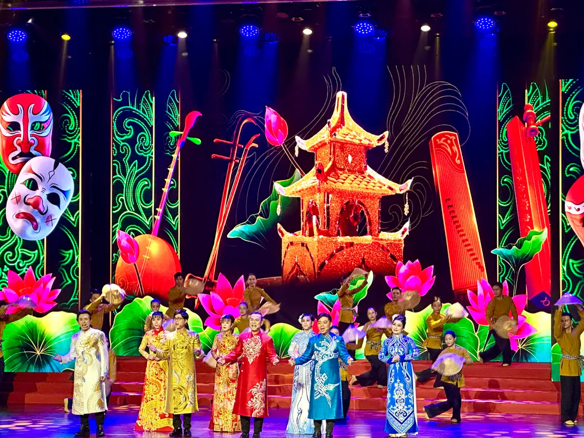 Bí thư Thành ủy TP Hồ Chí Minh đối thoại với văn nghệ sĩ - Ảnh 6.
