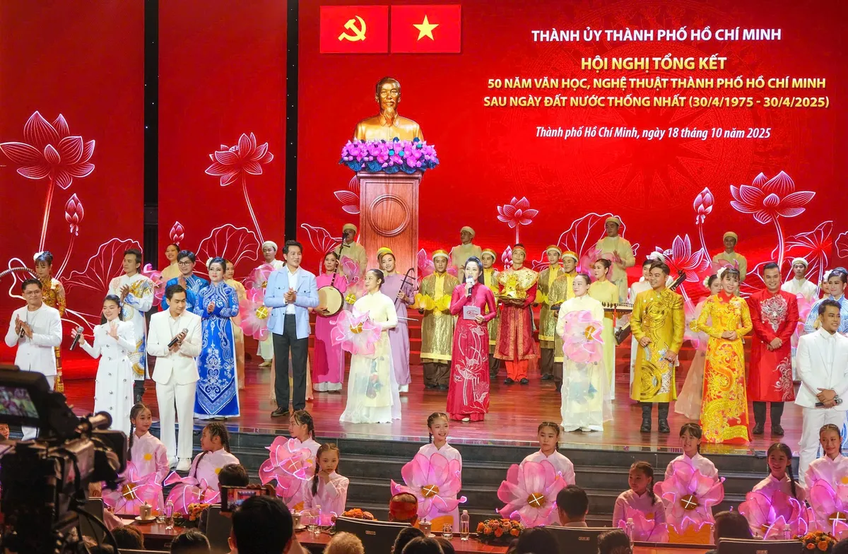 Bí thư Thành ủy TP Hồ Chí Minh đối thoại với văn nghệ sĩ - Ảnh 12.