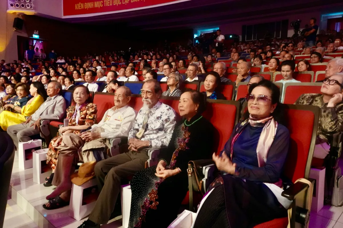 Bí thư Thành ủy TP Hồ Chí Minh đối thoại với văn nghệ sĩ - Ảnh 3.