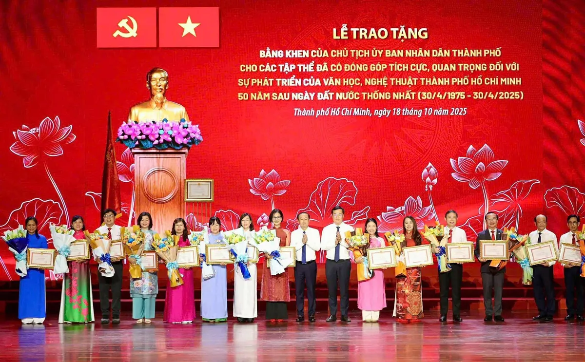 Bí thư Thành ủy TP Hồ Chí Minh đối thoại với văn nghệ sĩ - Ảnh 16.