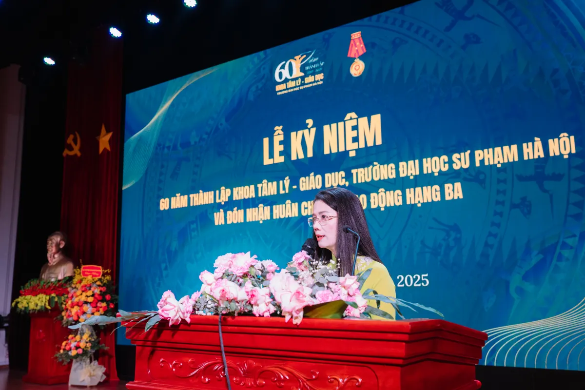 Khoa Tâm lý – Giáo dục, Trường ĐHSP Hà Nội nhận Huân chương Lao động hạng Ba - Ảnh 1.