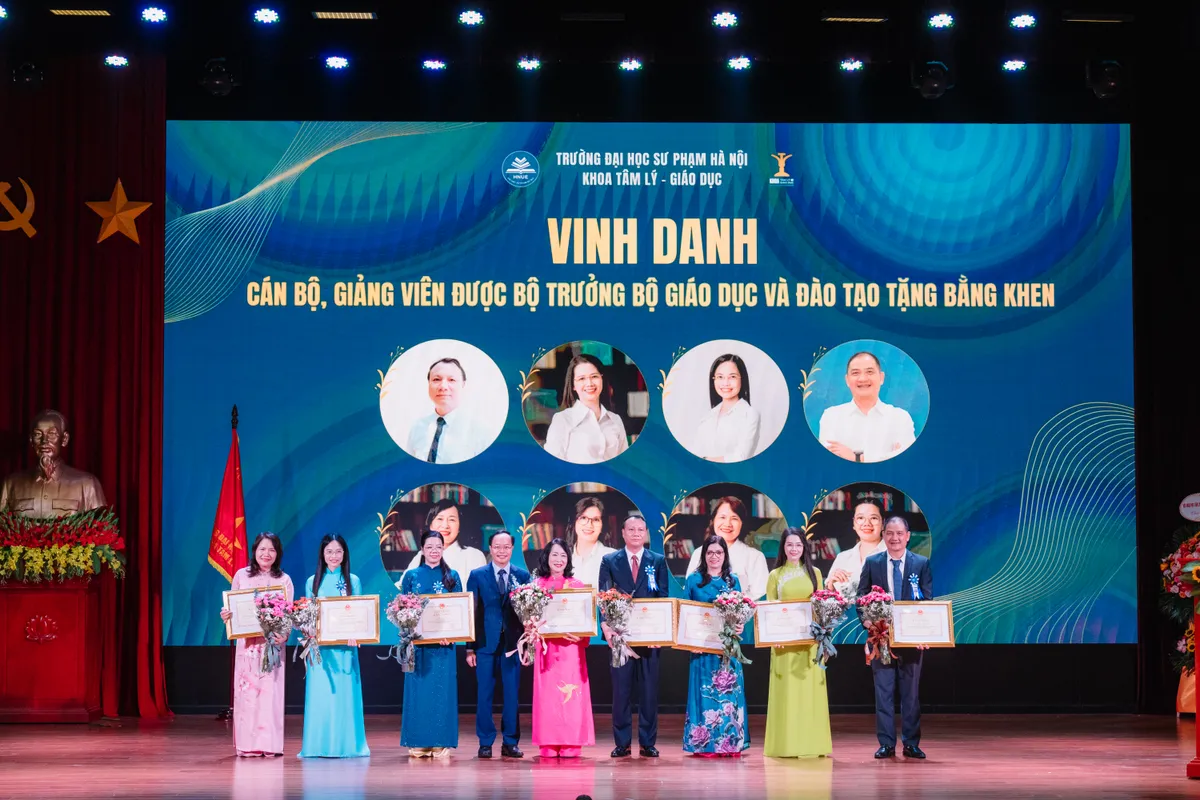 Khoa Tâm lý – Giáo dục, Trường ĐHSP Hà Nội nhận Huân chương Lao động hạng Ba - Ảnh 2.