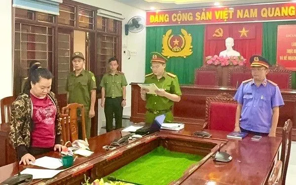 Thi hành lệnh bắt tạm giam đối tượng Hồ Thị Mỹ Hạnh.  Thi hành lệnh bắt tạm giam đối tượng Hồ Thị Mỹ Hạnh.