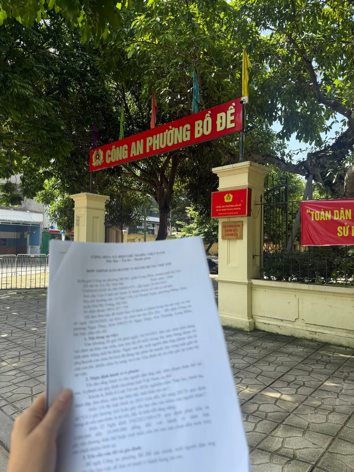 Vụ bé trai bị tát giữa khu vui chơi: Diễn biến bất ngờ, người mẹ bay xuyên đêm từ TP.HCM ra Hà Nội - Ảnh 1.