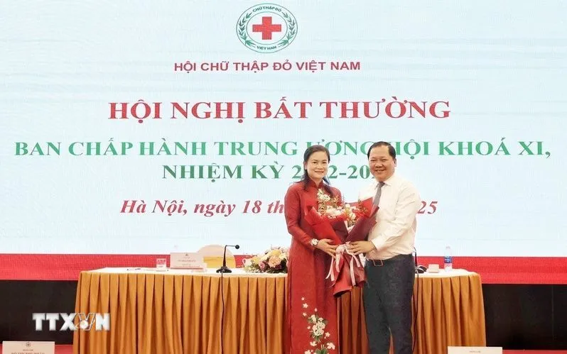 Ông Nguyễn Phi Long, Phó Bí thư Đảng ủy Mặt trận Tổ quốc, các đoàn thể Trung ương chúc mừng tân Chủ tịch Trung ương Hội Chữ thập Đỏ Việt Nam. (Ảnh: TTXVN) Ông Nguyễn Phi Long, Phó Bí thư Đảng ủy Mặt trận Tổ quốc, các đoàn thể Trung ương chúc mừng tân Chủ tịch Trung ương Hội Chữ thập Đỏ Việt Nam. (Ảnh: TTXVN)