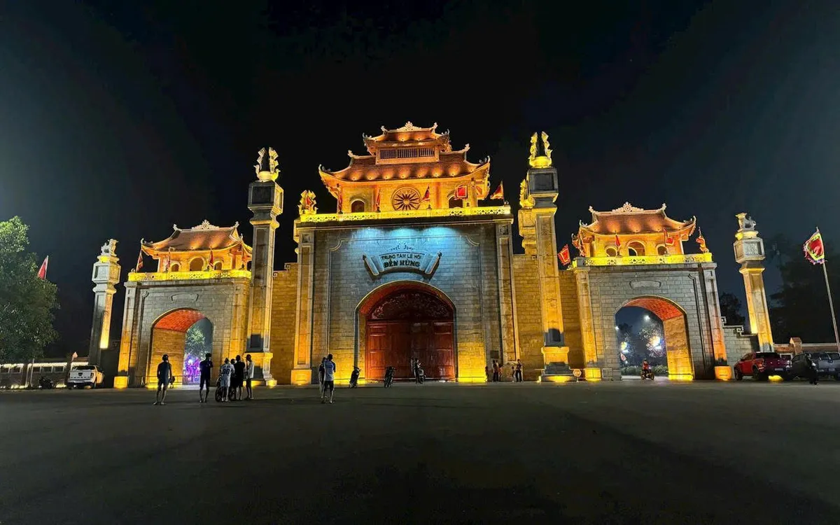 Xây dựng tượng đài Hồ Chí Minh tại Khu Di tích lịch sử Đền Hùng. Xây dựng tượng đài Hồ Chí Minh tại Khu Di tích lịch sử Đền Hùng.