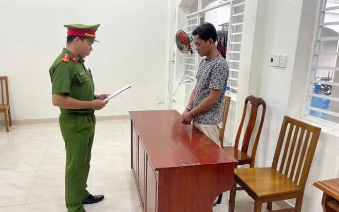 Bắt nghi phạm tạt xăng, đòi giết người vì ghen tuông ở Đà Nẵng. Bắt nghi phạm tạt xăng, đòi giết người vì ghen tuông ở Đà Nẵng.