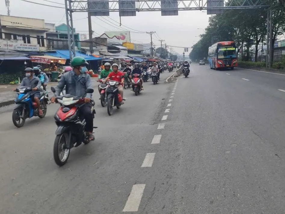 TP Hồ Chí Minh: Chấn chỉnh tình trạng xe máy chạy ngược chiều khu vực chợ đầu mối Thủ Đức- Ảnh 1. TP Hồ Chí Minh: Chấn chỉnh tình trạng xe máy chạy ngược chiều khu vực chợ đầu mối Thủ Đức- Ảnh 1.