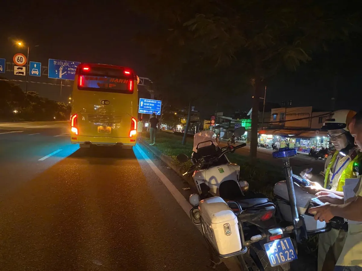 TP Hồ Chí Minh: Chấn chỉnh tình trạng xe máy chạy ngược chiều khu vực chợ đầu mối Thủ Đức- Ảnh 7. TP Hồ Chí Minh: Chấn chỉnh tình trạng xe máy chạy ngược chiều khu vực chợ đầu mối Thủ Đức- Ảnh 7.