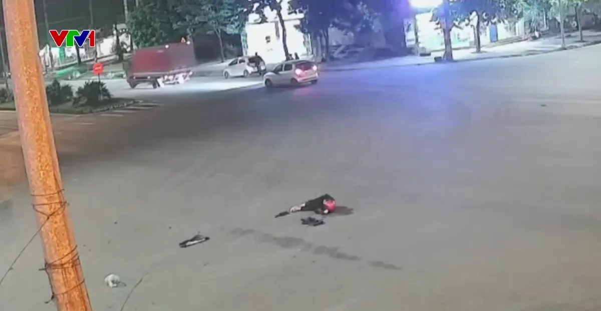 Vượt đèn đỏ tại ngã tư khiến hai người đi xe máy bị thương nặng - Ảnh 1.