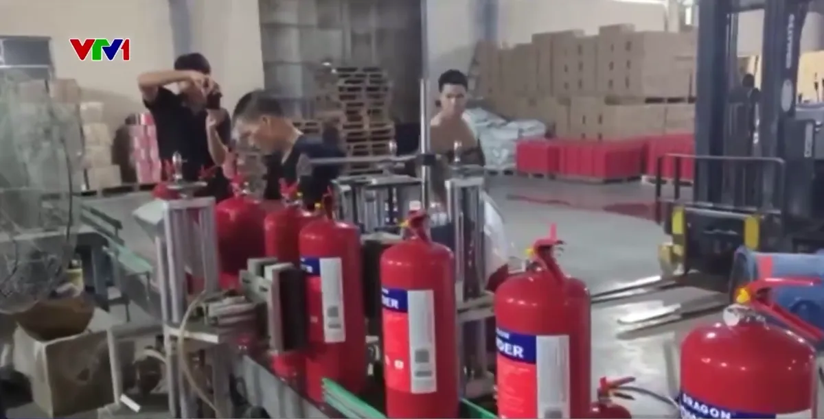 Lỗ hổng kiểm định hàng triệu bình chữa cháy giả - Ảnh 1.
