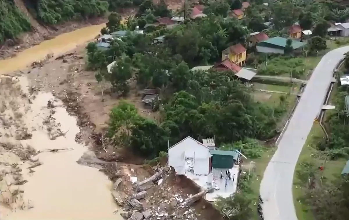 Những y&ecirc;u thương gửi trao về v&ugrave;ng b&atilde;o lụt - Ảnh 1.
