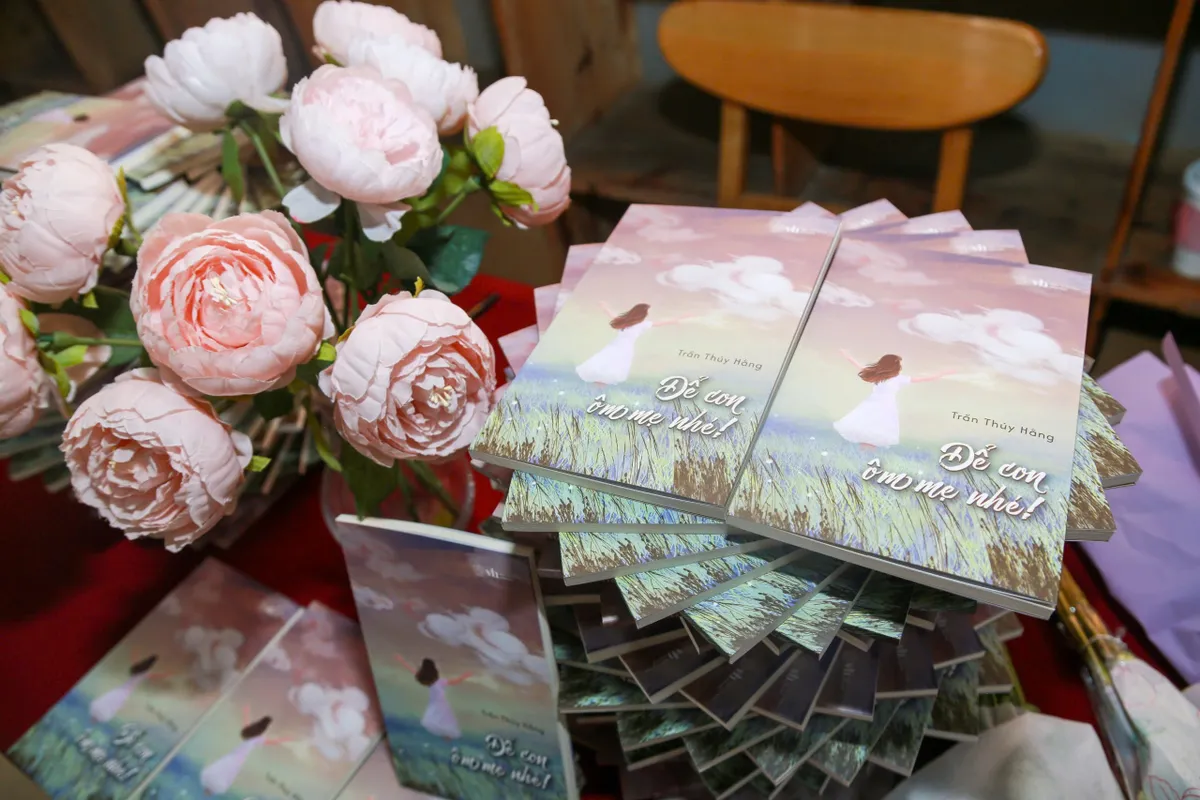 Những tiếc nuối và dịu êm trong cuốn sách "Để con ôm mẹ nhé!" - Ảnh 1.