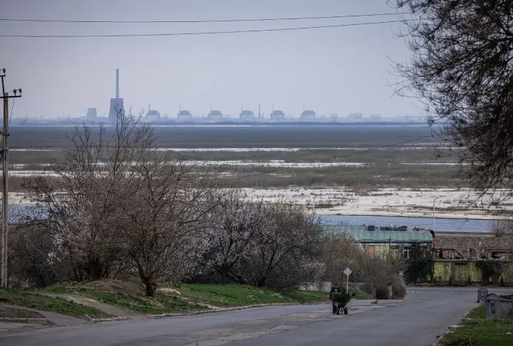 Bắt đầu sửa chữa đường điện đến nhà máy điện hạt nhân Zaporizhzhia ở Ukraine - Ảnh 1.