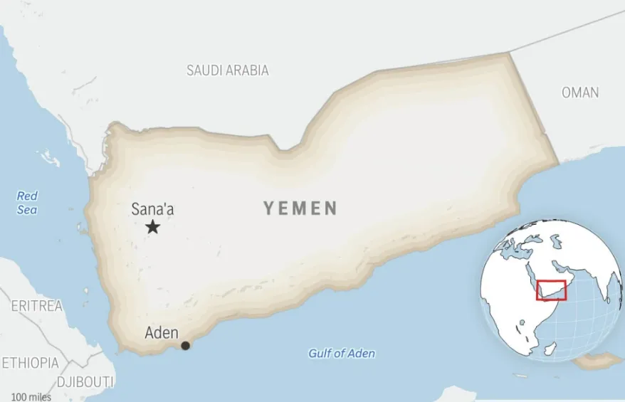 Tàu chở khí đốt bốc cháy sau vụ nổ ở ngoài khơi Yemen- Ảnh 1. Tàu chở khí đốt bốc cháy sau vụ nổ ở ngoài khơi Yemen- Ảnh 1.