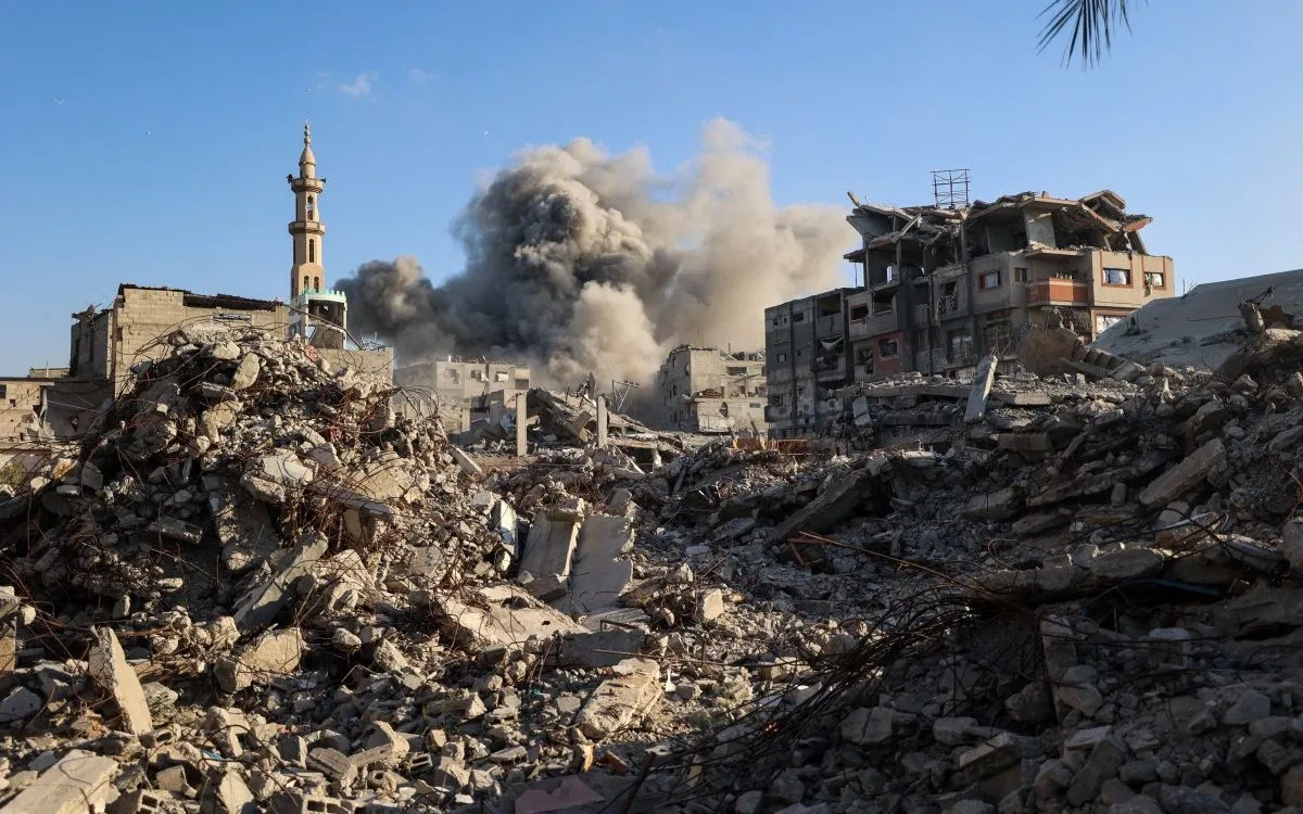 Khói bốc lên sau một cuộc không kích của Israel tại trại tị nạn Bureij ở trung tâm Dải Gaza, ngày 19/10/2025. (Ảnh: AFP) Khói bốc lên sau một cuộc không kích của Israel tại trại tị nạn Bureij ở trung tâm Dải Gaza, ngày 19/10/2025. (Ảnh: AFP)