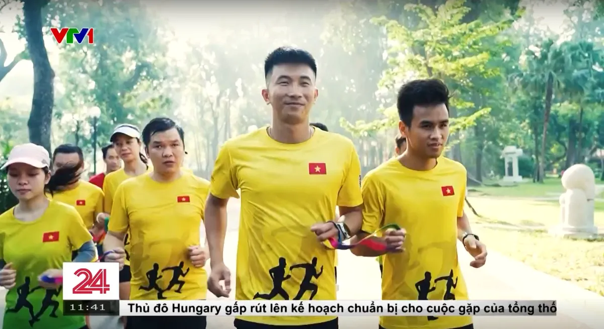 Vũ Tiến Mạnh - VĐV khiếm thị đầu tiên của Việt Nam chinh phục cự ly 42km - Ảnh 2.