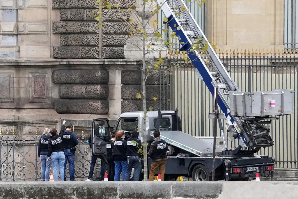 Trộm táo bạo giữa ban ngày tại bảo tàng Louvre ở Paris - Ảnh 1.