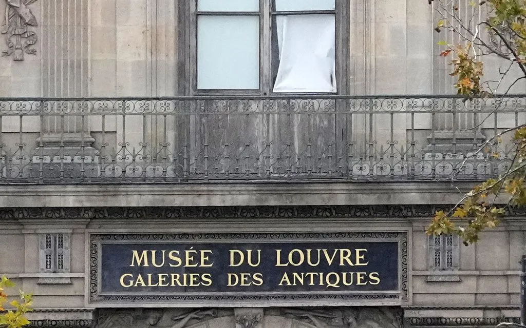 Khung cửa sổ bị nhóm trộm sử dụng để đột nhập bảo tàng Louvre ở Paris, ngày 19/10/2025. (Ảnh: AP) Khung cửa sổ bị nhóm trộm sử dụng để đột nhập bảo tàng Louvre ở Paris, ngày 19/10/2025. (Ảnh: AP)