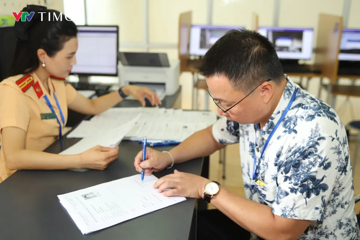Hà Nội, khuyến khích người dân đổi giấy phép lái xe giấy bìa sang thẻ nhựa PET - Ảnh 1.