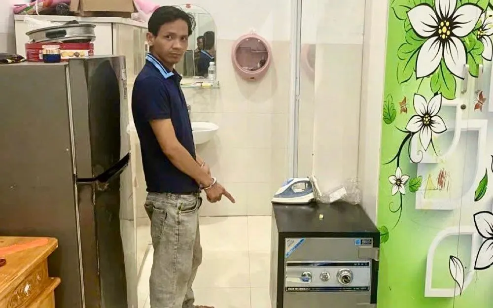 Thủ phạm bốn lần trộm cắp tài sản thực nghiệm hiện trường.
 Thủ phạm bốn lần trộm cắp tài sản thực nghiệm hiện trường.