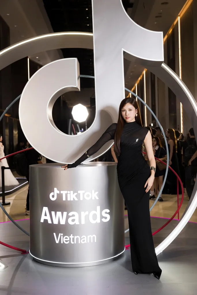 MC Thanh Thanh Huyền giới thiệu văn hóa Việt, hướng dẫn Yoona tạo dáng với nón lá - Ảnh 4.