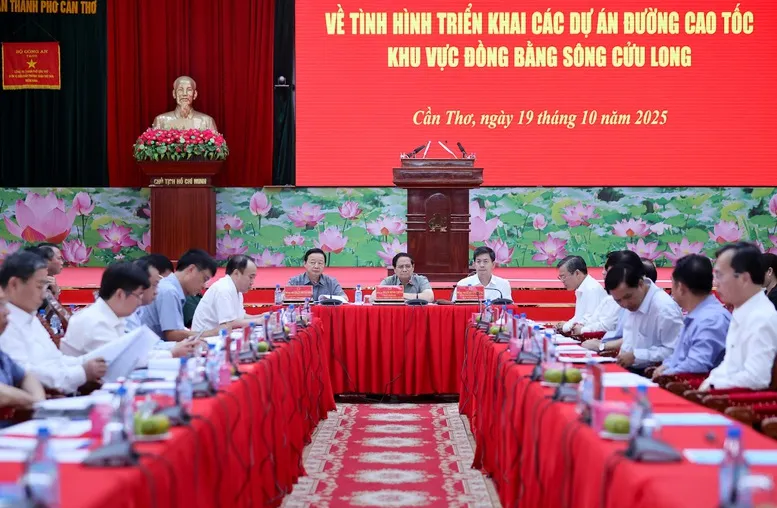 Thủ tướng: Nhiệm kỳ này đã dành 600 nghìn tỷ đồng cho giao thông ĐBSCL - Ảnh 1.