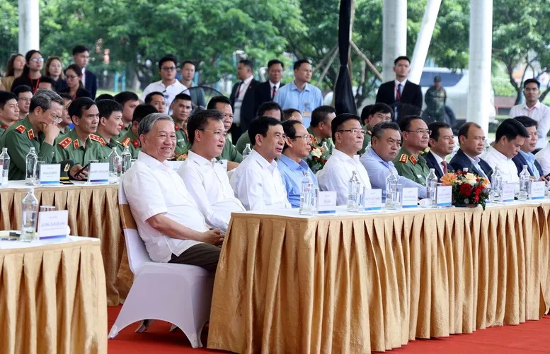 Tổng Bí thư Tô Lâm và các đại biểu dự lễ khởi công. Tổng Bí thư Tô Lâm và các đại biểu dự lễ khởi công.