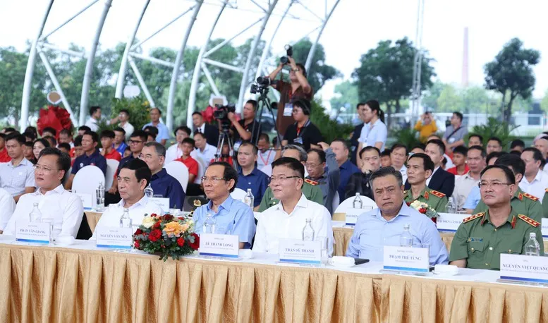 Các đại biểu dự buổi lễ. Các đại biểu dự buổi lễ.