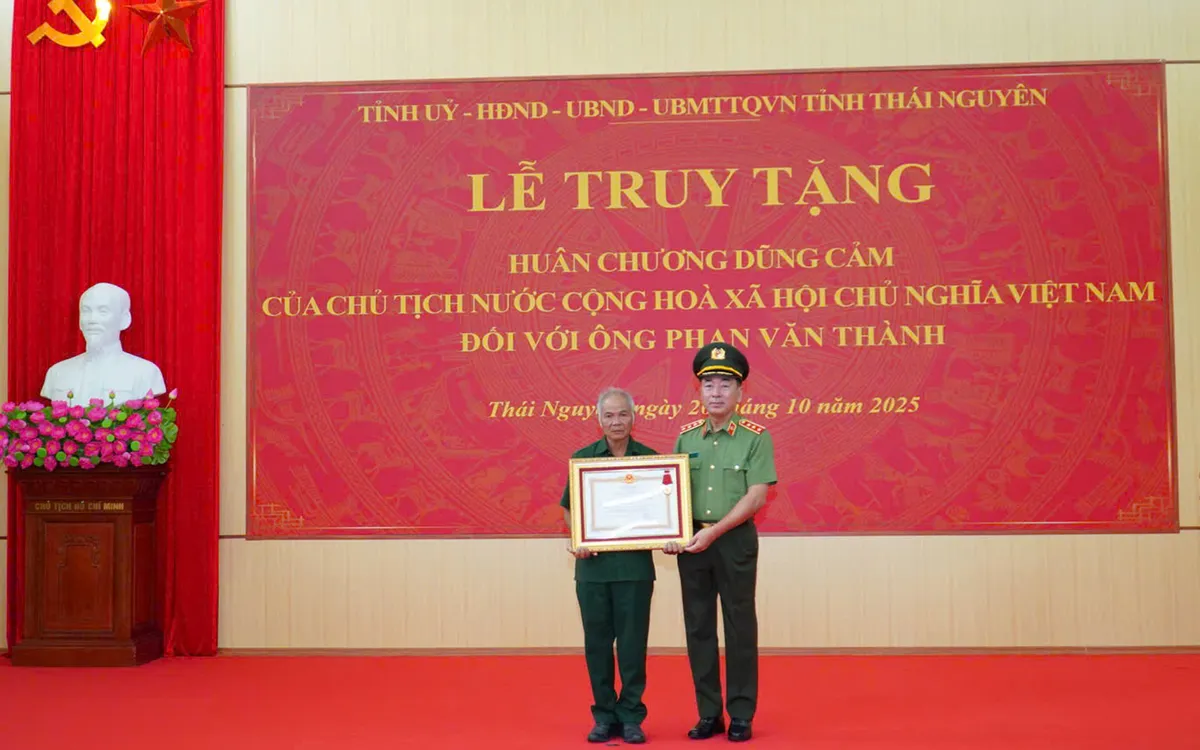 Thượng tướng Trần Quốc Tỏ, Thứ trưởng Bộ Công an, đã trang trọng trao Huân chương Dũng cảm của Chủ tịch nước đối với ông Phan Văn Thành cho thân nhân.