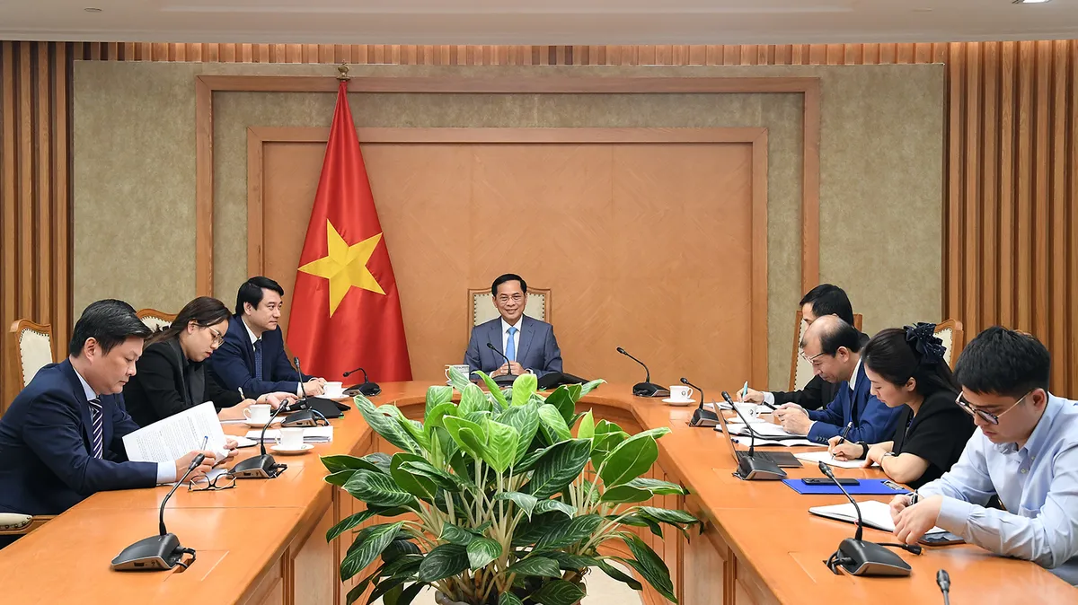 Vương quốc Anh hỗ trợ Việt Nam khắc phục hậu quả bão lụt - Ảnh 2.