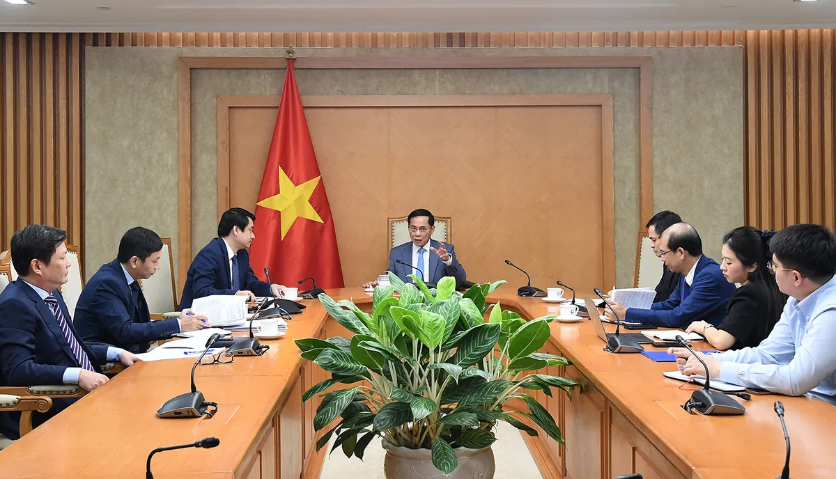 Vương quốc Anh hỗ trợ Việt Nam khắc phục hậu quả bão lụt - Ảnh 3.