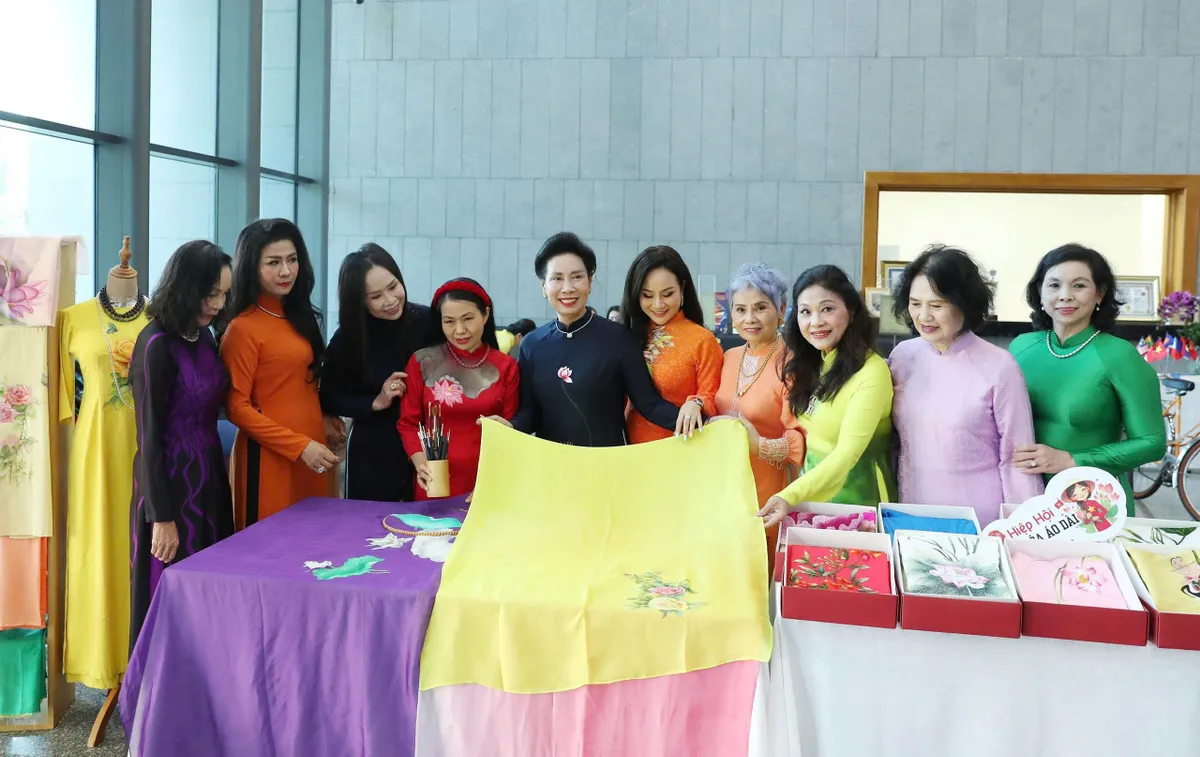 Nhà Ngoại giao nữ với Áo dài Việt  - Ảnh 2.