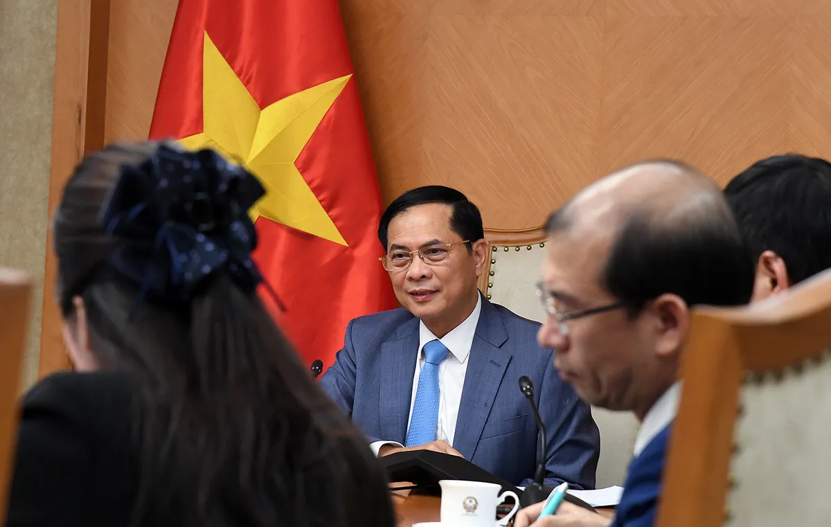Vương quốc Anh hỗ trợ Việt Nam khắc phục hậu quả bão lụt - Ảnh 4.