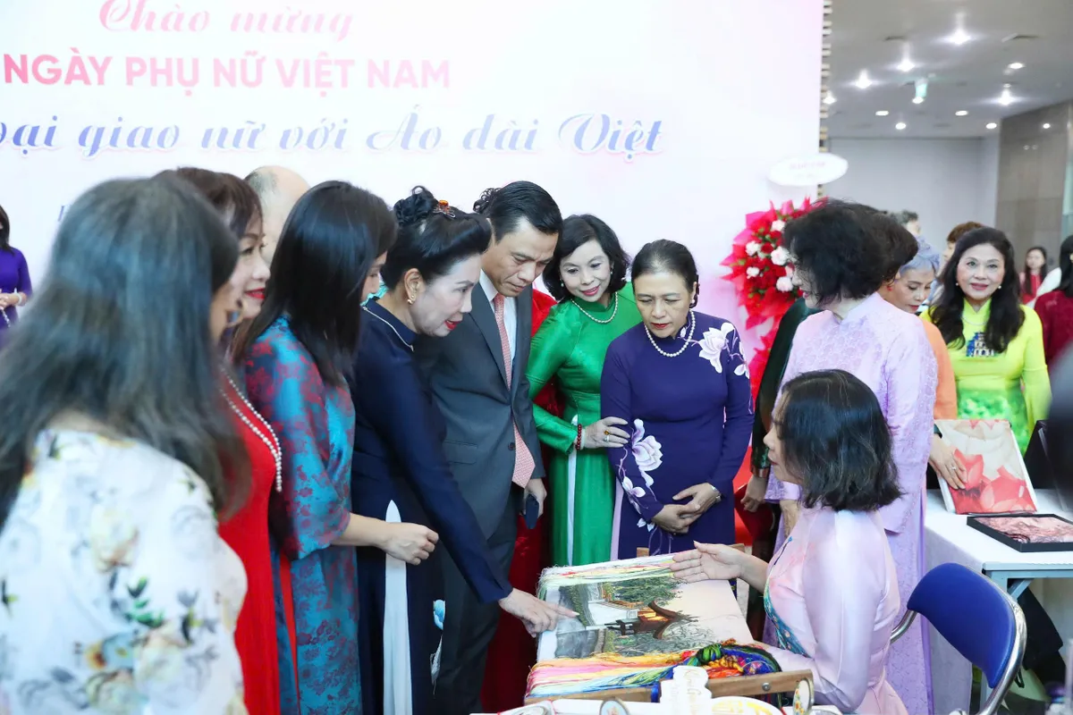 Nhà Ngoại giao nữ với Áo dài Việt  - Ảnh 3.