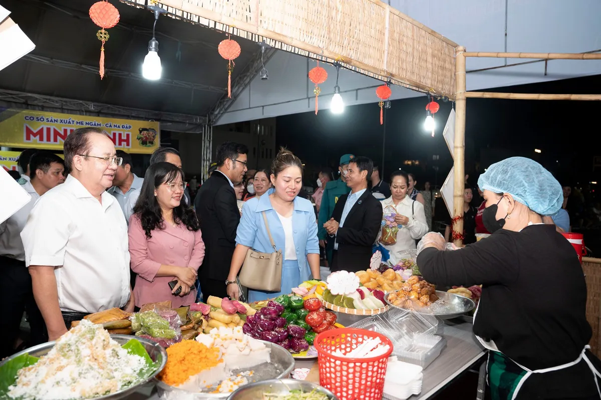Ngày hội Bánh dân gian Nam Bộ - An Giang thu hút đông đảo du khách- Ảnh 2. Ngày hội Bánh dân gian Nam Bộ - An Giang thu hút đông đảo du khách- Ảnh 2.