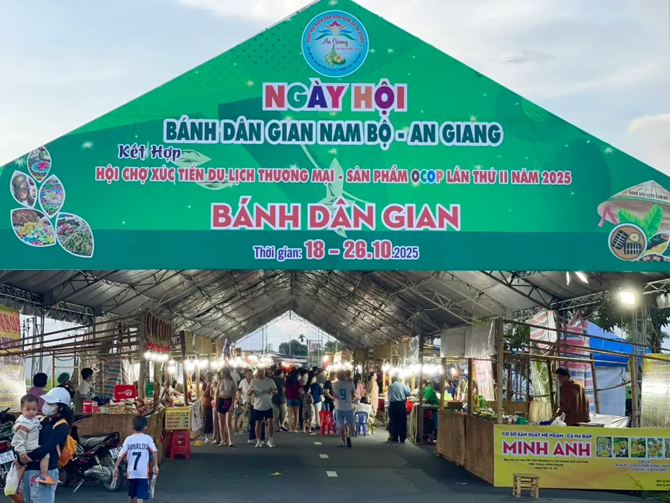 Ngày hội Bánh dân gian Nam Bộ - An Giang thu hút đông đảo du khách- Ảnh 1. Ngày hội Bánh dân gian Nam Bộ - An Giang thu hút đông đảo du khách- Ảnh 1.