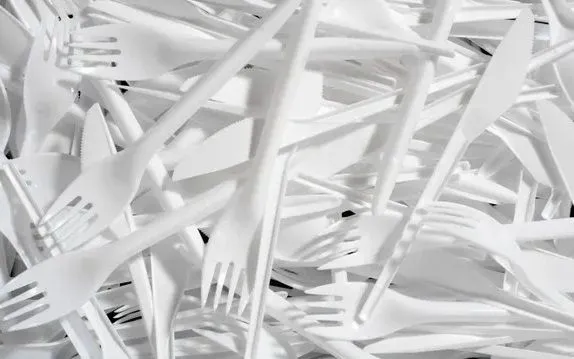 Đồ nhựa dùng một lần - một trong các nguồn phát sinh vi nhựa độc hại. (Ảnh: Alamy) Đồ nhựa dùng một lần - một trong các nguồn phát sinh vi nhựa độc hại. (Ảnh: Alamy)