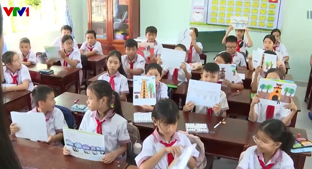Lan tỏa giá trị di sản Huế qua nét phấn bảng- Ảnh 1. Lan tỏa giá trị di sản Huế qua nét phấn bảng- Ảnh 1.