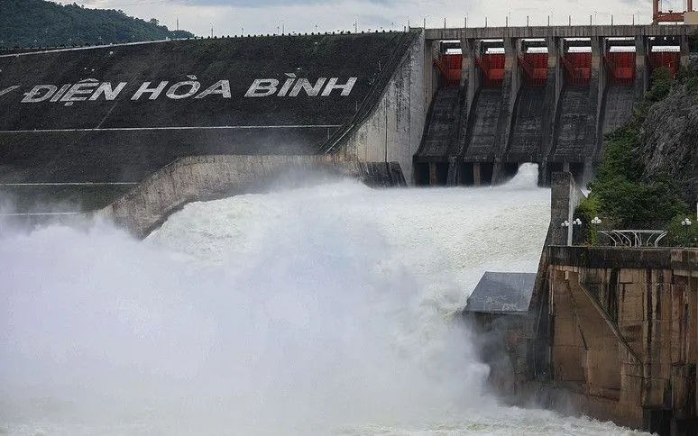 Thủy điện Hòa Bình trong thời điểm mở một của xả đáy. (Ảnh: TTXVN) Thủy điện Hòa Bình trong thời điểm mở một của xả đáy. (Ảnh: TTXVN)