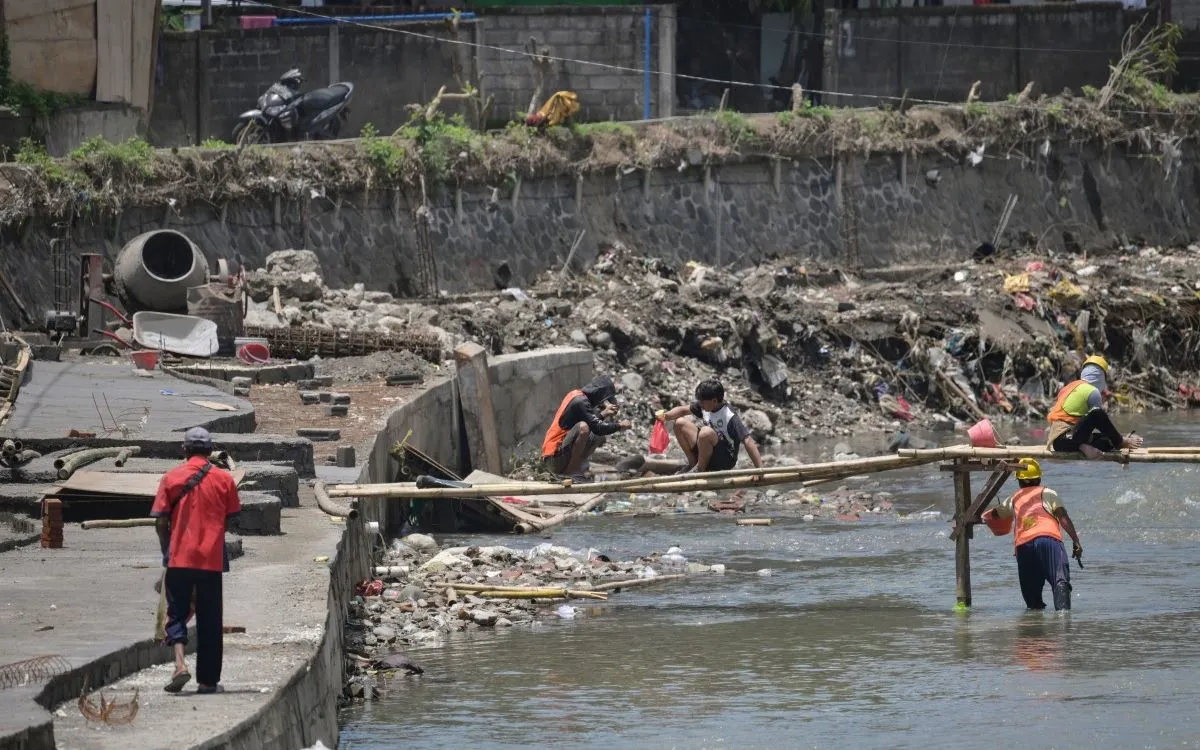 Công nhân sửa chữa bờ kè sông Badung bị hư hại do lũ tại thành phố Denpasar, đảo Bali, Indonesia, ngày 1/10/2025. (Ảnh: AFP) Công nhân sửa chữa bờ kè sông Badung bị hư hại do lũ tại thành phố Denpasar, đảo Bali, Indonesia, ngày 1/10/2025. (Ảnh: AFP)